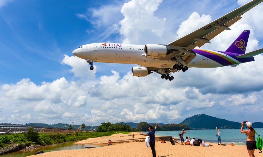 <strong>Platz 10: </strong>Thailand. Der Inlandsverkehr liegt aktuell bei <strong>55 Prozent</strong> des Vorjahresniveaus. Hier zu sehen, eine Boeing 777 von Thai Airways im Anflug auf Phuket über den berühmten Mai Khao Beach.