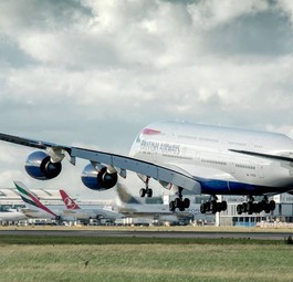 Airbus A380 von British Airways am Flughafen Heathrow: Die Klimaneutralität wird deutlich teurer.