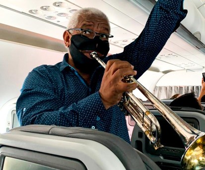 Mundschutz mit Loch: nicht wirklich wirksam.