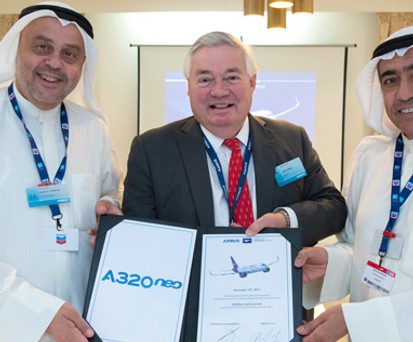 Unterzeichnung in Dubai (v.l.n.r.): Hamad Al-Tuwaijri (Golden Falcon Aviation), John Leahy (Airbus), Ali Al Fouzan (Wataniya Airways)