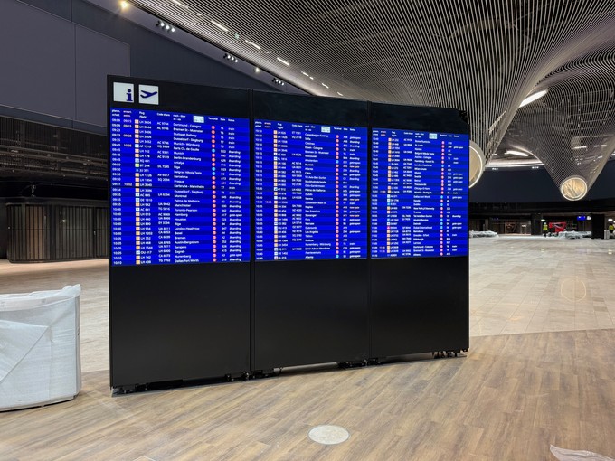 Eine Fluganzeigetafel im zentralen Bereich des Terminals, dem sogenannten Marktplatz.