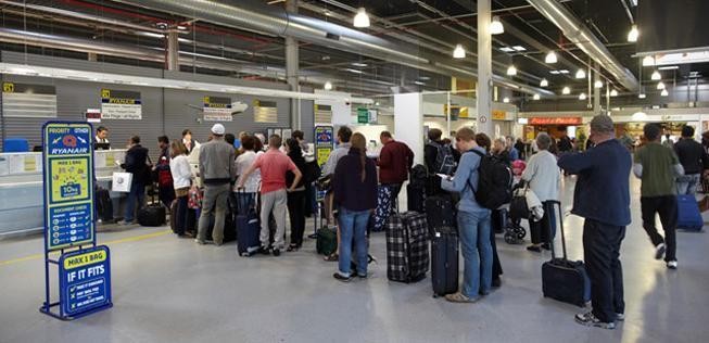 Platz 74: Frankfurt-Hahn (HHN). 125 km vom Stadtzentrum entfernt, mit Flibco (Bus) in 85 Minuten zu erreichen für 14 Euro.