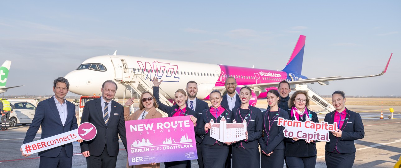 Wizz Air mit neuer Strecke ab Berlin: Airline-Mitarbeitende und Vertretende des Flughafens freuen sich über die neue Strecke.