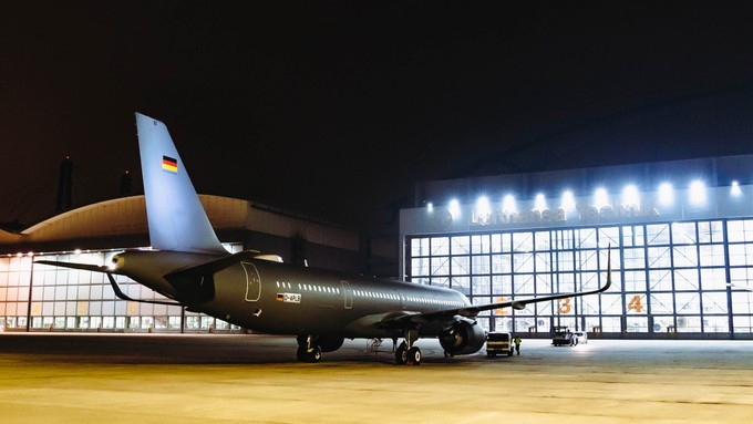 Der erste Airbus A321 Lr der Flugbereitschaft vor dem Hangar von Lufthansa Technik in Hamburg.