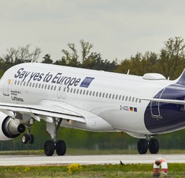 Klassischer A320 von Lufthansa: Die Erhebung vor der Heckflosse ist die Antenne.