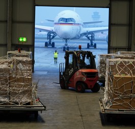 Beladung des Airbus A350 in Köln: Unterwegs nach Indien.