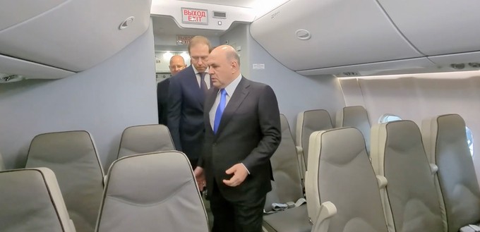 Russlands Ministerpräsident Mikhail Mishustin betritt die neu gebaute Tupolev Tu-214: Der Economy Class ...