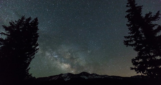 Nachthimmel in den Bergen Colorados: 1982 wurde ein Mann gerettet, weil in einem Passagierflugzeug jemand die SOS Zeichen erkannte.
