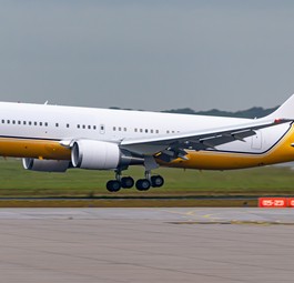 Die Boeing 767 bei der Landung in Hamburg: Trug einst Wappen und Schriftzug.