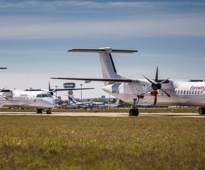 Flughafen Bratislava: <a href="https://www.aerotelegraph.com/bratislava-wandelt-sich-zum-abstellflughafen">In der Slowakei parken Dash 8</a> von Eurowings und Austrian Airlines.