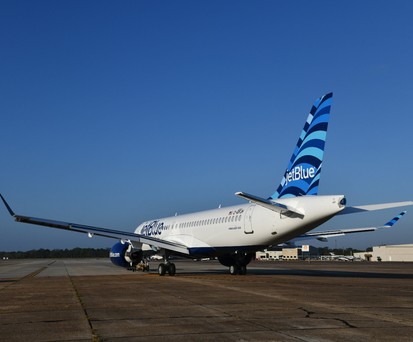 A220 von Jetblue: Die Bemalung ist Programm.
