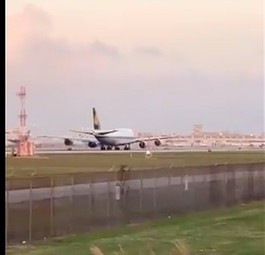 Die Boeing 747-8 von Lufthannsa beim Start: Die Perspektive der Kamera verzerrt die wirkliche Distanz.