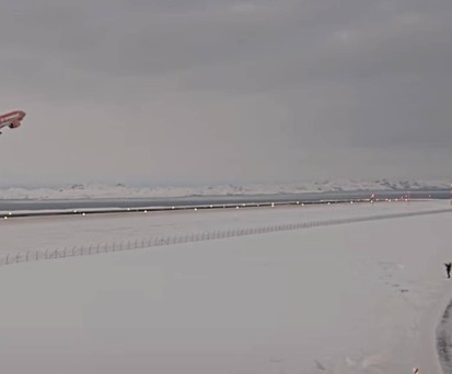 Der Airbus A330-800 von Air Greenland beim ersten Start in Nuuk Richtung Kopenhagen: Lockte viele Besucher an.