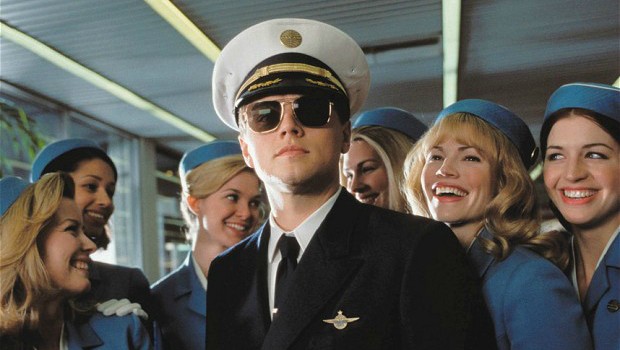 Wie schön wäre es doch, wenn Fliegen noch immer so glamourös wäre, wie in den Sechzigern. Leonardo diCaprio zeigt in «Catch me if you can» nicht nur, wie Betrug richtig geht, sondern auch, wie das Leben eines Piloten damals hätte sein können.