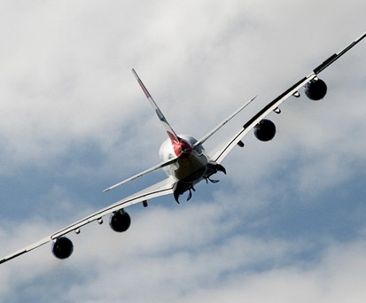 Ein Airbus A380 von British Airways in einer Kurve: Vor Singapur musste ein Vierstrahler stundenlang Warteschleifen fliegen.
