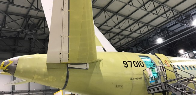 Endmontage eines Sukhoi Superjets für City Jet: Brussels Airlines bekommt drei Stück.