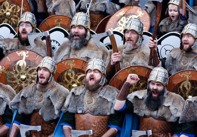 Singende Wikinger beim Up Helly Aa