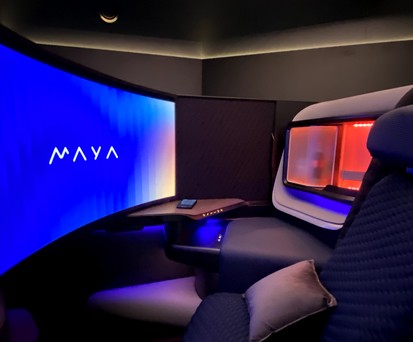 Blick durch die Tür der Business-Class-Suite namens Maya: Das Konzept ...