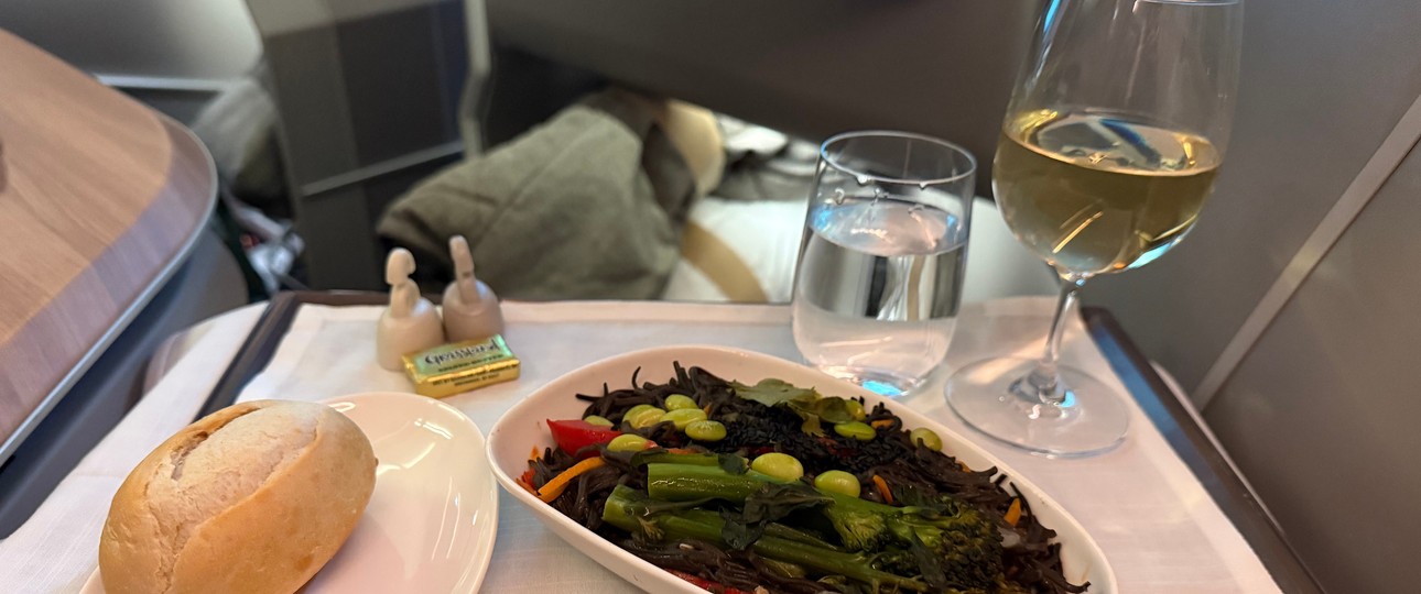 Die Vorspeise: Essen in der Business Class des Airbus A321 XLR von Iberia.