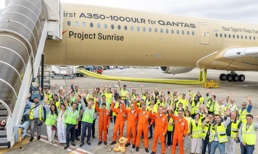 Crew des Testflugzeugs: Sie sorgt dafür, dass der Airbus A350-1000 ULR auf Herz und Nieren geprüft wird. 