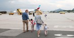 Passagiere am Flughafen Salzburg: Das Terminal 1 ist bereits ein halbes Jahrhundert alt.