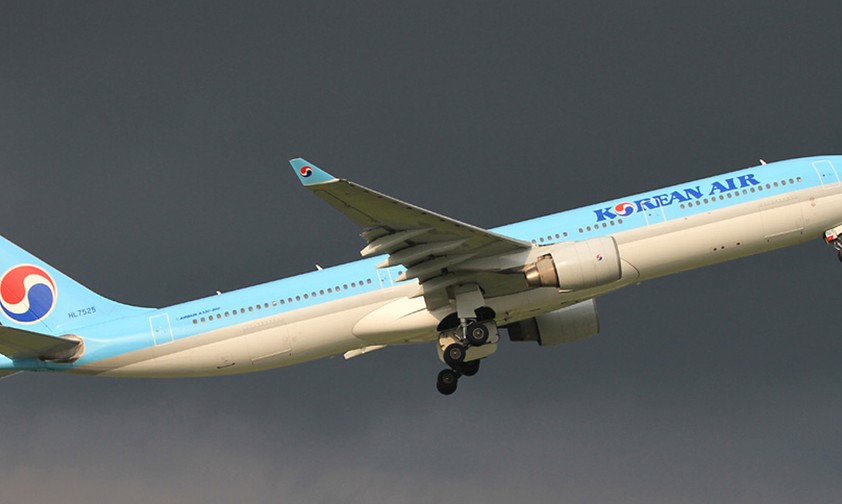 Der Airbus A330 mit dem Kennzeichen HL7525 von Korean Air vor ...