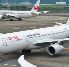 Airbus a330 von China Eastern im Hintergrund steht ein Flugzeug von Japan Airlines: Chinesische Airlines erleben derzeit eine Stornierungswelle für Japan-Flüge.