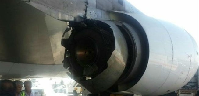 Dem Triebwerk der Boeing 747-300 fehlen große Stücke.
