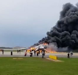 13 Tote bei Bruchlandung eines Superjets in Moskau