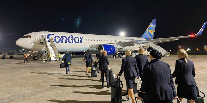 Condors letzter Passagierflug mit einer Boeing 767: Die Crew geht in Havanna zum Flieger mit dem Kennzeichen D-ABUK.