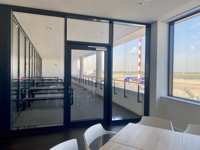 Zum Speisesaal gehört auch eine Außenterrasse mit Blick aufs Vorfeld.