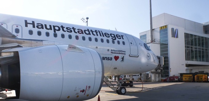 «Hauptstadtflieger» der Lufthansa macht sich in München auf dem Start bereit: Als eines der ersten Flugzeuge landete der A320 Neo mit der Registrierung D-AINZ am BER. Die deutsche Airline versah den Jet kurzerhand mit einer Sonderbeklebung. <a href="https://www.aerotelegraph.com/so-lief-der-erste-lufthansa-flug-zum-ber">aeroTELEGRAPH war bei der Landung</a> mit an Bord.