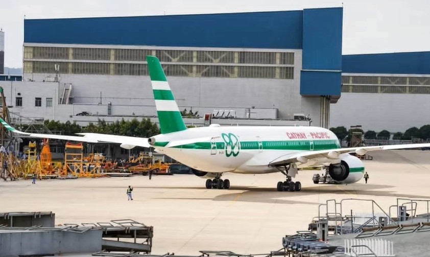 Airbus A350-900 von Cathay Pacific: Das Flugzeug trägt den Jubiläums-Look zum 80. Geburtstag.