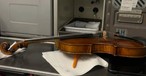 Violine im Flugzeug. So wird sie eigentlich nicht transportiert.