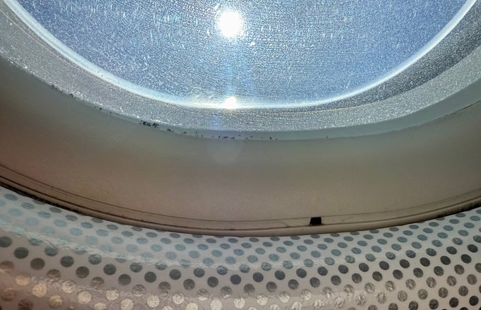 Auch am Fenster zeigen sich deutliche Gebrauchsspuren.