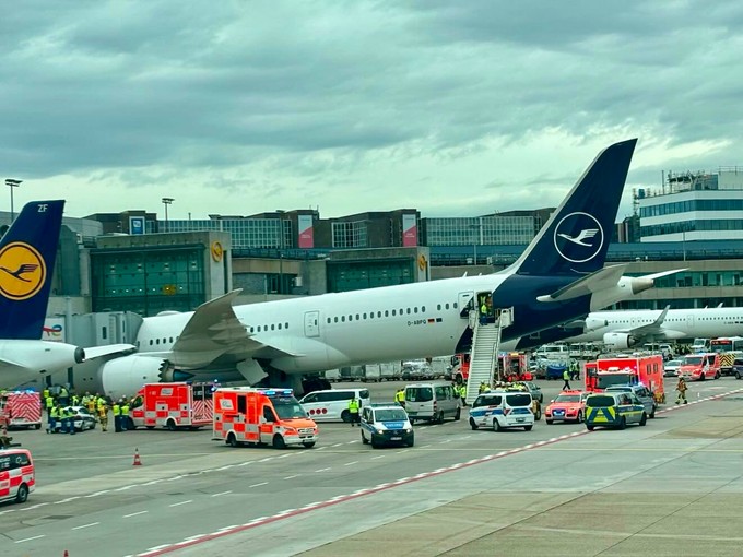 Die Boeing 787-9 liegt mit der Nase auf dem Boden.
