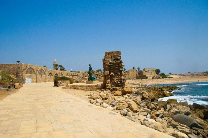 König Herodes ließ in Caesarea riesige befestigte Paläste, Tempel, Hafenanlagen und Aquädukte errichten.