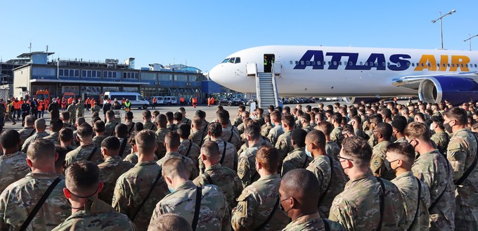 Amerikanische Soldaten der 3rd Infantry Division aus Georgia in den USA am 1. März 2022 am Flughafen Nürnberg, ...