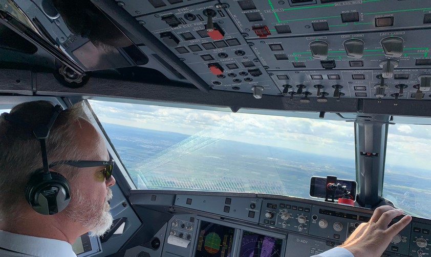 Claus Harder im Cockpit: Viel zu tun auf dem Weg nach Faro.