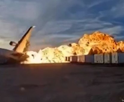 Der Moment des Unfalls: Die McDonnel Douglas MD-11 geht in einem Feuerball auf.