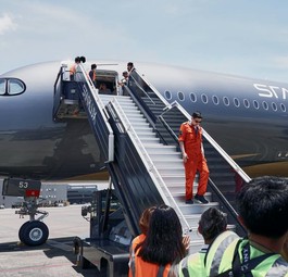 Angekommen: Starlux-Chef Chang Kuo-wei steigt aus dem neuen Airbus A350-1000.