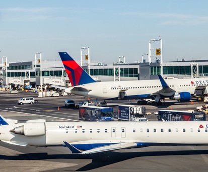 Delta-Flieger am Terminal 4 des Flughafens New York JFK: Hier wird ausgebaut.