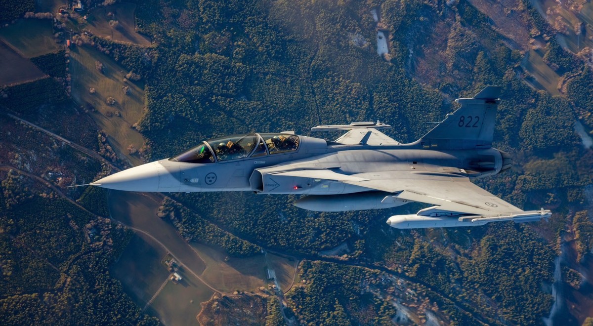 Saab Gripen mIt Arexis-EAJP. Die Abkürzung steht für Electronic Attack Jammer Pod.