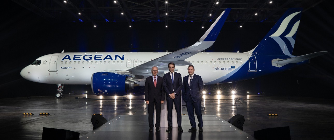 Vor dem Airbus A320 Neo im neuen Design (von links): Airline-Chef Gerogiannis, Griechelands Premierminister Mitsotakis und Aegean-Präsident Vassilakis.