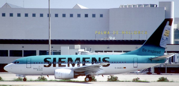 Flugzeug von Germania im Jahr 2002 in Palma de Mallorca: Gründer Hinrich Bischoff hatte die Idee, Maschinen als Werbefläche zu vermarkten.