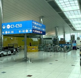 Terminal in Dubai: Kaum ein Mensch war da, wo sich sonst Menschenmengen drängen.