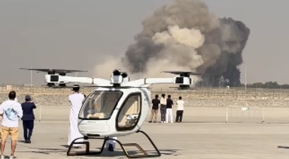 Rauch über der Dubai Air Show: Ein Militärjet ist mutmaßlich abgestürzt.