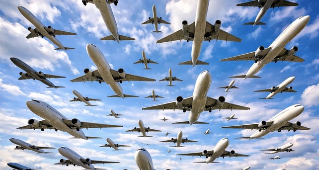 Flugzeuge am Himmel: Auf acht Routen ist ganz schön vie los.