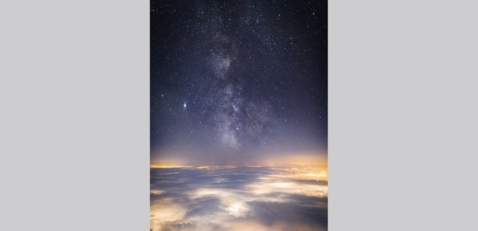 ... und über ihm. Diese faszinierende Aufnahme der Milchstraße gelang ihm auf 11.887 Meter Höhe über Europa. Im Bild gut sichtbar sind links der Jupiter (sehr hell) und der Saturn (weniger hell).