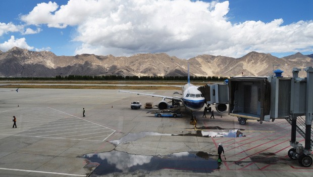 Der Flughafen Lhasa liegt auf 3570 Metern 47 Kilometer südlich von Tibets Hauptstadt Lhasa. Von dort gibt es Verbindungen unter anderem nach Peking, Schanghai und Katmandu.